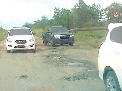 Pemudik Keluhkan Jalan Buton Rusak Parah 