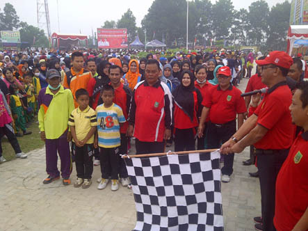 Bupati Rohil Lepas Jalan Santai HUT Koperasi dan Perhubungan