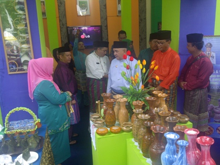 Bupati Rohil Dampingi Gubri Tinjau Stand Bazar MTQ XXXIV Riau di Siak