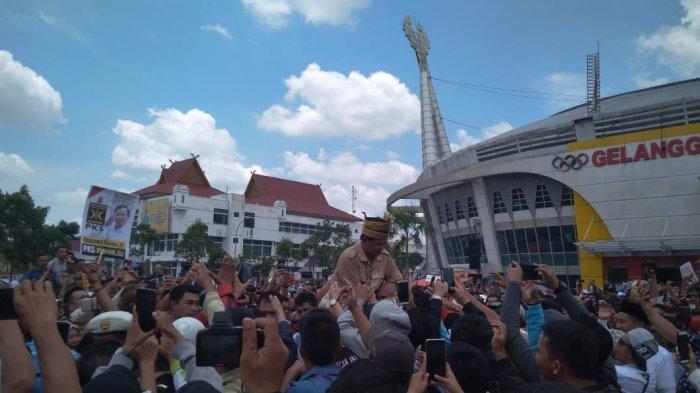 DETIK-DETIK Prabowo Digotong Pendukungnya Hingga ke Pintu Gerbang Gelanggang Remaja Pekanbaru 