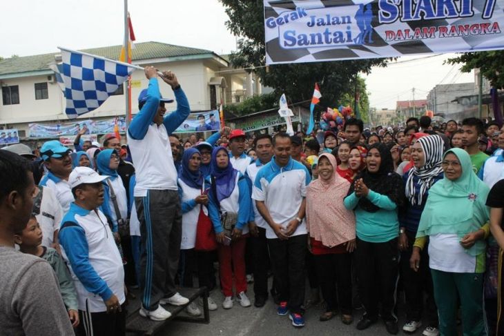 Ribuan Warga Ikuti Gerak Jalan Santai Tajaan LPM Kota Pekanbaru 