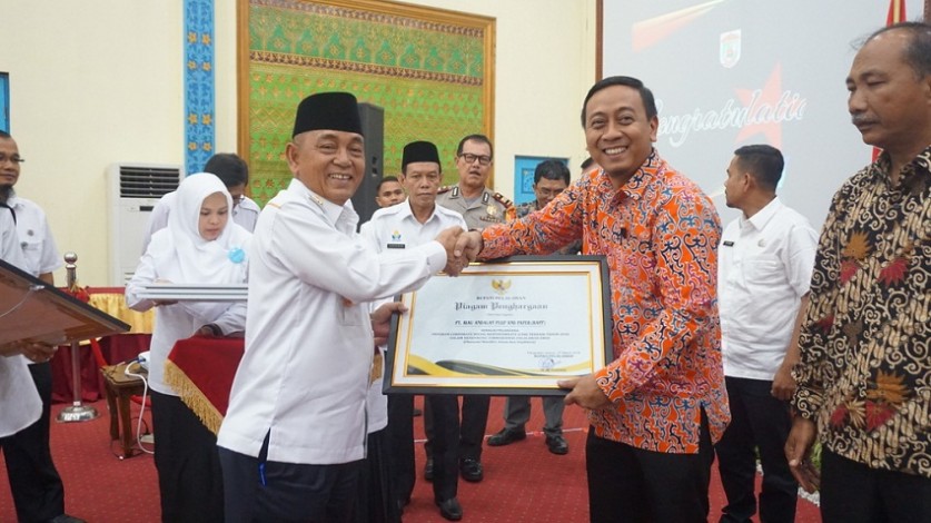 RAPP Terima Penghargaan dari Bupati Pelalawan