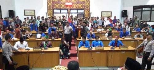 Ratusan Mahasiswa Berhasil Memasuki Ruang Rapat Kantor DPRD Kota Dumai 