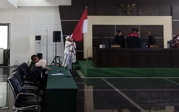 Bahar Smith Cium Bendera Merah Putih Usai Divonis 3 Tahun Bui