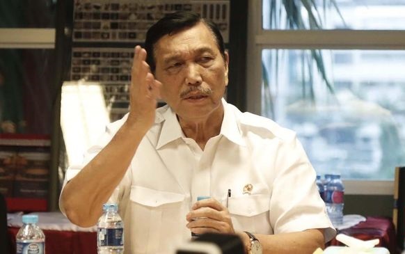 Luhut Ancam Cabut Izin Kapal yang Buang Limbah di Laut Batam
