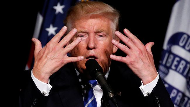 Clinton Tuding Trump Kambing Hitamkan Keluarga Tentara Muslim 