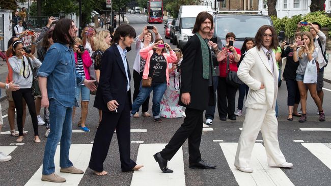 Melintas di Abbey Road, PM David Cameron Dihujani Kritik