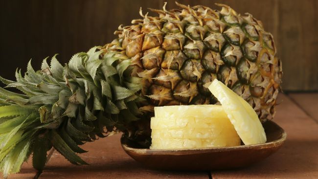 Cara Baru Makan Nanas Tanpa Mengupas Kulitnya 