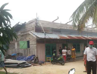 Atap Rumah Rusak, Puluhan Warga Pekanbaru, Terpaksa Mengungsi ke Mushola