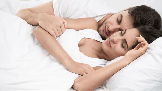 Ketahui Beda Manfaat Tidur Bagi Pria dan Wanita 
