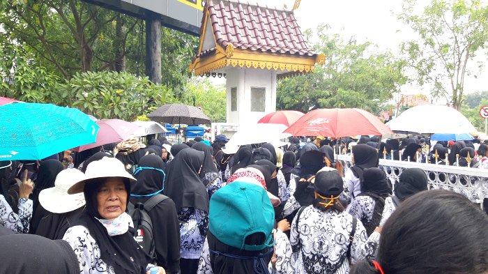Perwakilan Ungkap Kekecewaan, Ribuan Guru Tinggalkan Kantor Walikota Pekanbaru Usai 2 Jam Lebih Aksi