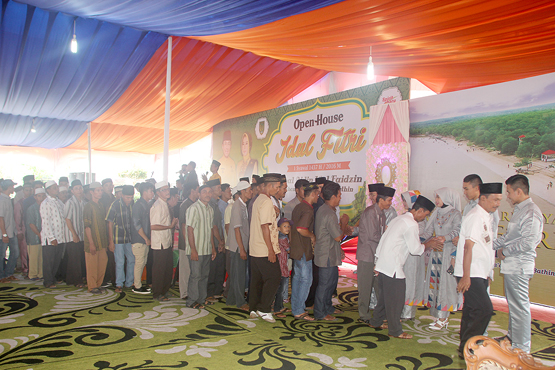 Camat Bersama Tokoh dan Masyarakat Antusias Berlebaran di Rumdis Bupati Inhil