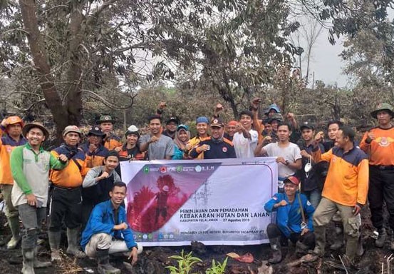 Mahasiswa UIR Bantu BPBD Riau Padamkan Karhutla di Pelalawan