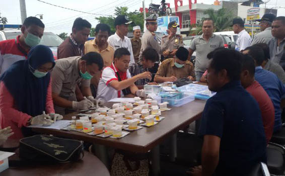 Tim Gabungan Tes Urin Sopir Angkutan Lebaran di Jalintim Pelalawan