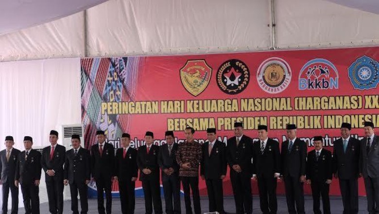 Jokowi Beri Tanda Kehormatan ke 15 Kepala Daerah, Salah Satunya Bupati Batang