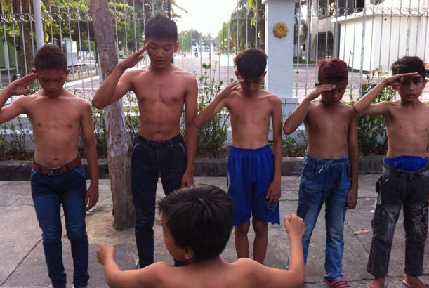 Tawuran, 6 ABG Dijemur Polisi Sambil Memberi Hormat dan Nyanyi Lagu Kebangsaan 