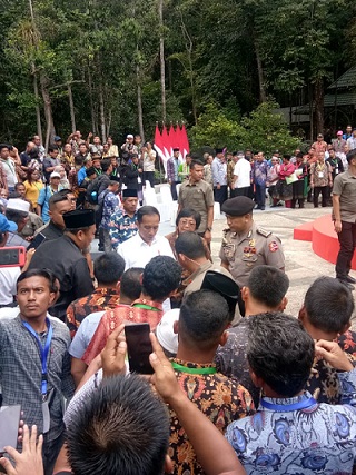 Bupati Irwan Terima SK Perhutanan Sosial Kabupaten Kepulauan Meranti  dari Presiden RI Joko Widodo