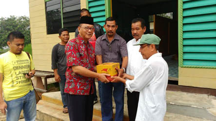 Cawako Dumai Salurkan Bantuan Meterial ke Mushola Al-Syakirin