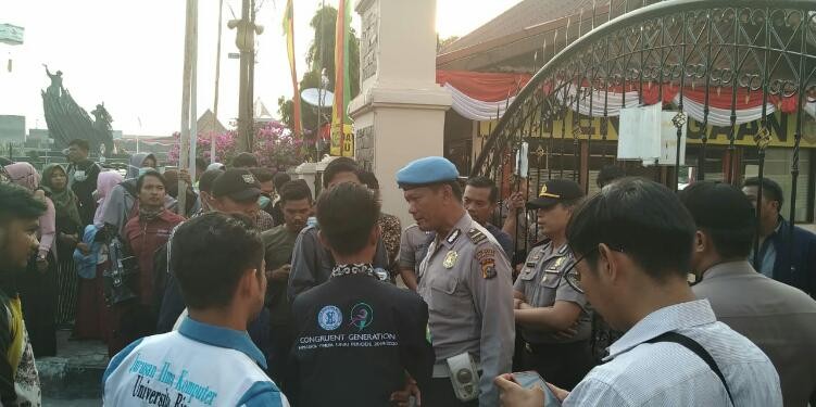 Dua Mahasiswa Unri Dilepas Polda Riau