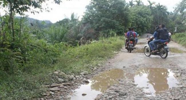 Kondisi Jalan di 5 Desa Konflik, Kemarau Berdebu, Hujan Bagai Bubur
