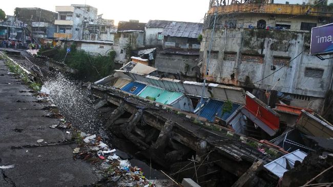 Sembilan Ruko di Jember Ambruk