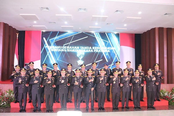 Kapolda Riau Terima Penghargaan Bintang Bhayangkara Pratama 
