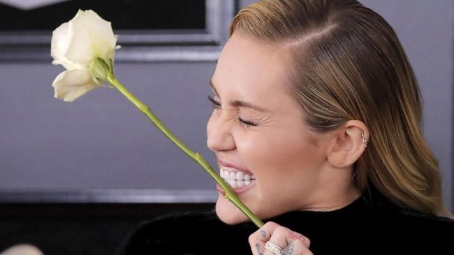 Miley Cyrus Diduga Tinggal Serumah dengan Kaitlynn Carter