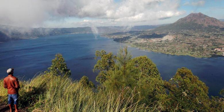 Mentari Rinjani dari Tebing Batur 