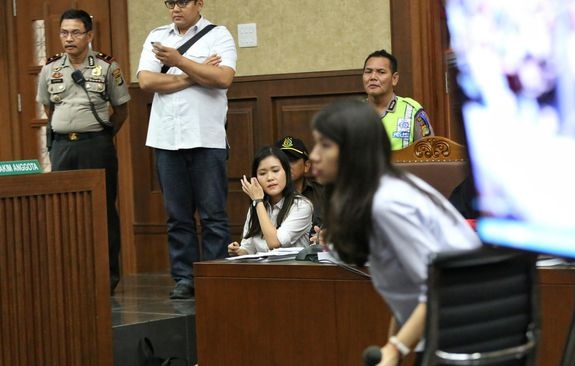 Ikut Cicipi Kopi Mirna, Hani Khawatir Meninggal 