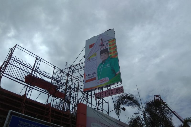 Bawaslu Pekanbaru incar penurunan 80 baliho caleg ilegal. Begini penjelasannya 