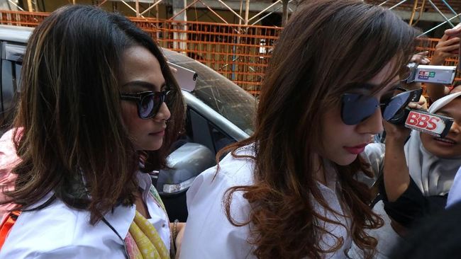 Hadir di Sidang Muncikari, Vanessa Angel Tebar Senyuman 