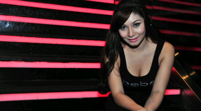 Baby Margaretha Digandeng Pria Masuk Hotel