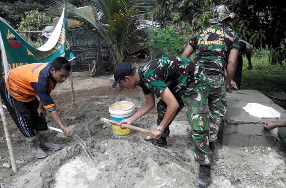 Meski Puasa, Personel Koramil 02 Rambah di Rohul Semangat Bangun Jamban Warga 
