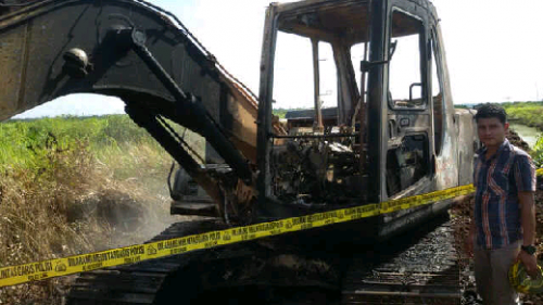 Terparkir, Satu Unit Alat Berat Ludes Terbakar di Desa Merbau Pelalawan 