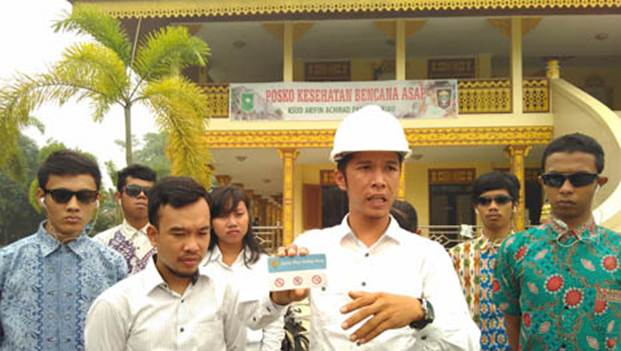 Jokowi Palsu Bagikan Kartu Warga Riau Bebas Asap 