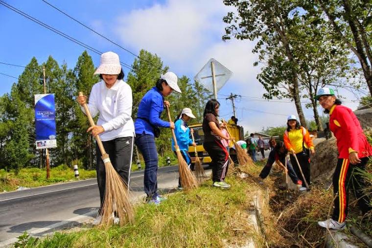 Masyarakat Bersama-Sama Gorong Buat Badan Jalan 