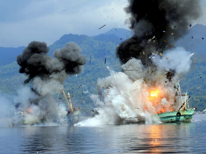 Setahun di KKP, Menteri Susi Tenggelamkan 101 Kapal Asing 