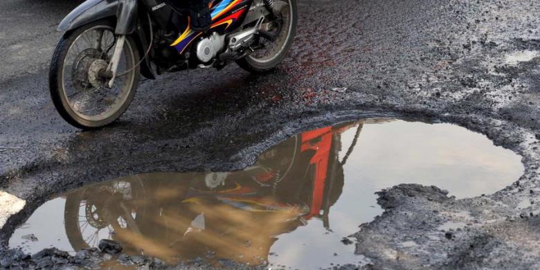 Musim Penghujan, Jalan Lintas Sekapas Rusak