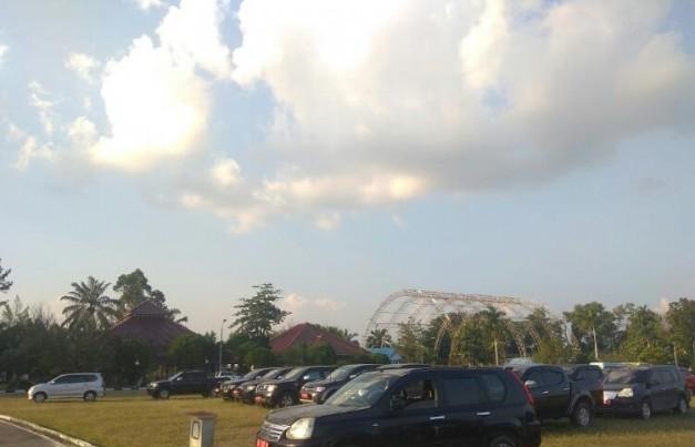 Ratusan Mobil Dinas Pemprov Riau yang Dikandangkan Tak Terawat, Ban Bocor dan Cat Terkelupas