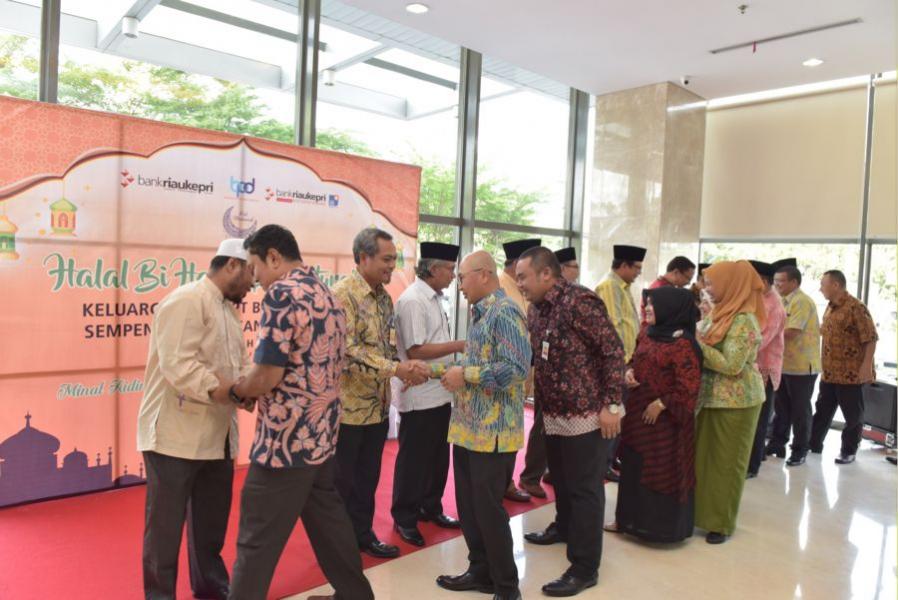 Hari Pertama Beraktifitas Manajemen Bank Riau Kepri Gelar Halal bi Halal  