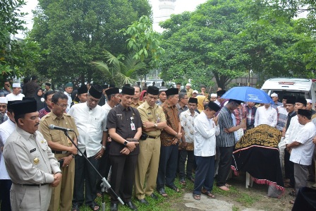 Bupati Kampar dan Ratusan Pelayat Lepas Jenazah mantan Sekko Pekanbaru Yuzamri Yakub 
