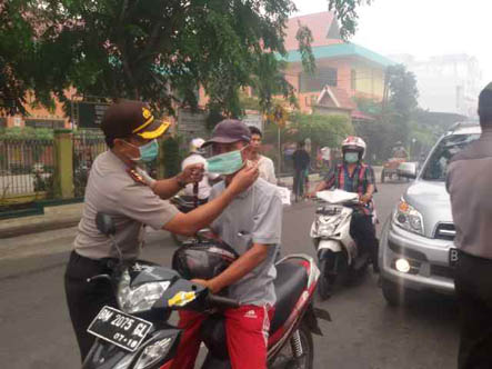 Kapolres Hadi Wicaksono Pasangkan Masker kepada Pengguna Jalan