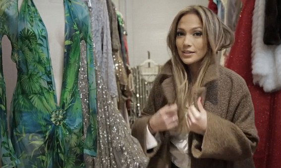 Jennifer Lopez Pakai Barcode di Busananya, Agar Tak Pakai Baju Sama Dua Kali