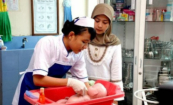 Izin Praktek Bidan Harus Teliti