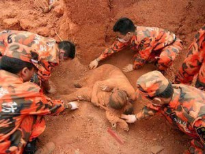 Pengorbanan Ibu saat Gempa di China