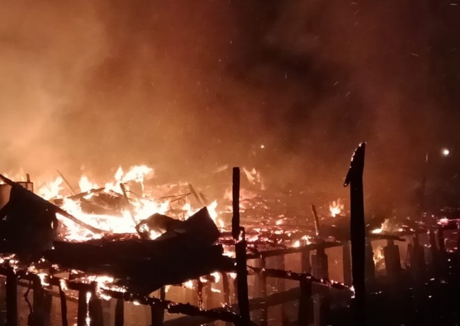 Tiga Bangunan dan Kijang Innova Terbakar di Teluk Meranti