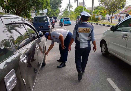 Parkir Sembarangan, Ban Mobil di Samping RSUD Arifin Ahmad Dikempisi Petugas Dishub 