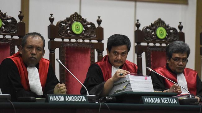 Promosi Tiga Hakim Perkara Ahok Patut Dicurigai 