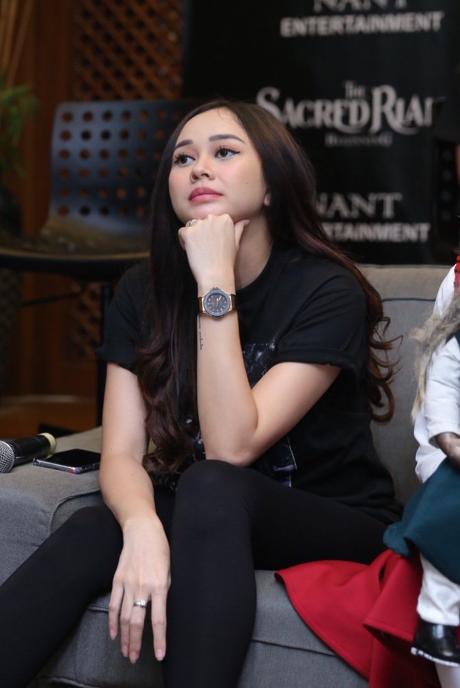 Aura Kasih Ngaku Rumahnya Berhantu, Sampai Anjingnya Pernah Hilang