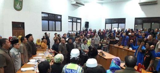 Ratusan Mahasiswa Ambil Alih Kursi Wakil Rakyat saat Rapat Paripurna di Gedung DPRD Dumai 